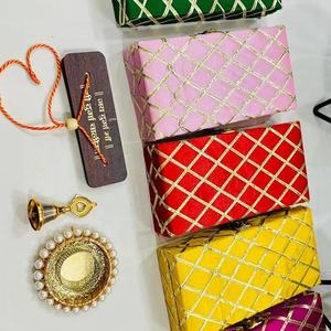 Ensemble de pochettes potli en brocart festif fait main, aux couleurs riches et élégantes, avec un travail de treillis doré, charme traditionnel pour les mariages - Product Image 1