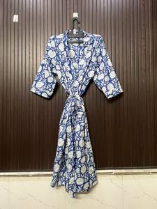 Bata de algodón con estampado floral para mujer, cuello en V, manga tres cuartos, cierre con cordón, bata informal para primavera - Product Image 1