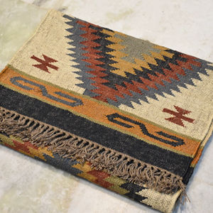 พรมปูพื้นสไตล์โบโฮทำจากเส้นใยปอกระเจาธรรมชาติ ทำมือ ใช้ได้สองด้าน พับเก็บได้ เหมาะสำหรับห้องนอน โรงแรม และสำนักงาน ขายส่งพรมปูพื้นปอกระเจา - Product Image 1