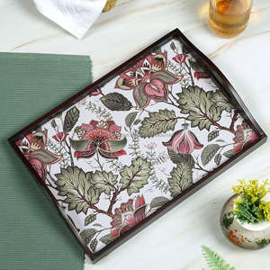 Plateau en bois artisanal avec gravure florale et finition naturelle, parfait pour l'affichage de service et la décoration intérieure par FWE - Product Image 1