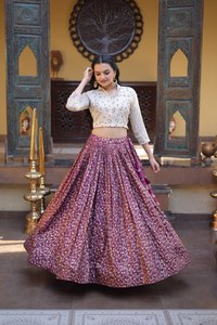 Robe de soirée longue en soie style Bollywood, brodée, Lehenga Choli, pour fêtes et mariages, infroissable, séchage rapide, de créateur - Product Image 1