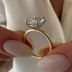 Anillo Solitario de Diamante Cultivado en Laboratorio de 4 Quilates, Corte Alargado, Puntas Blancas, Anillo de Compromiso Delgado de Dos Tonos, Certificado IGI - Product Image 1