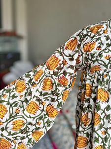 Chemisier bohème en coton respirant à motif floral, avec imprimé artisanal, haut peplum à nouer sur le devant, ourlet évasé, design ethnique - Product Image 3