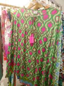 Colección Mayorista 100% de Túnicas Vintage de Verano para Mujer: Blusas Ligeras de Viscosa con Cuello en V, Estampado de Estrellas y Botones, Camisa Contraste Estilo Globo - Product Image 4