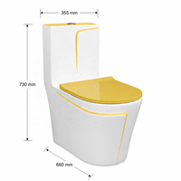 WC monobloc en céramique au design unique, couleur blanche, avec réservoir à ligne jaune clair, double chasse et abattant à fermeture douce, pour salle de bain de villa