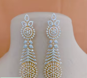 Boucles d'oreilles en zircon doré élégantes et classiques avec de belles pierres AD brillantes pour femmes et filles pour une tenue de fête de mariage - Product Image 2