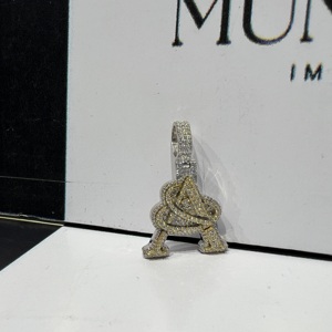 จี้เพชรทรงกลมเจียระไนแบบบริลเลียนท์ ได้รับการรับรองจาก IGI ระดับ VVS ชุบทองหรูหรา สไตล์ฮิปฮอป เครื่องประดับชั้นดีสำหรับผู้ชาย พร้อมจี้ตัวอักษร - Product Image 5