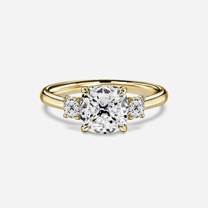 Anillo de Compromiso de Oro Amarillo de 14K con Tres Diamantes en Corte Cojín de 2CT, Proveedor de Joyería Personalizada - Product Image 3