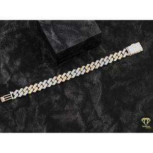 Pulsera de Moissanita Oro Rosa de Alto Brillo con Eslabones Cubanos Inspirados en Diamantes y Diseño de Joyería Destacada - Product Image 4