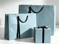 Ensemble d'emballages en papier écologiques de luxe personnalisés avec gaufrage, boîte rigide carrée avec logo personnalisé et sac cadeau avec poignées en ruban