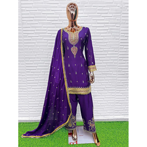 Colección Exclusiva de Alta Calidad de Trajes Pakistaníes de Diseñador para Festivales, en Seda Chinnon con Bordados - Product Image 1