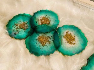 Ensemble de sous-verres de luxe en résine agate vert émeraude avec support, bordure dorée, motif géode, pour décoration de table de mariage - Product Image 6