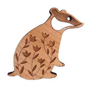 Figurine de blaireau en bois Shark Alley Ornement de la faune artisanal avec gravure florale Animal rustique écologique à collectionner - Product Image 1