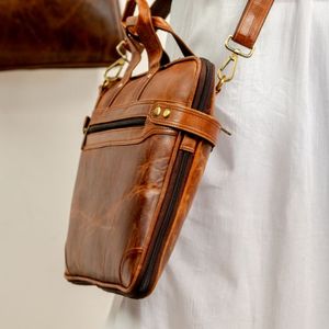 Sac messager en cuir de haute qualité pour hommes et femmes, sac à bandoulière classique pour le bureau et les voyages, disponible à la vente - Product Image 2