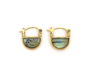 Pendientes de aro con múltiples gemas, latón con baño de oro, forma de D, para mujeres y unisex, para cualquier ocasión. - Product Image 3