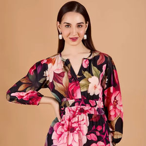 เดรสชีฟองมิดิทรงวี คอวี แขนทรงระฆัง ลายดอกไม้ เอวธรรมชาติ แต่งระบาย ดีไซน์ใหม่สำหรับวันหยุดพักผ่อน ปี 2026 รับผลิตตามแบบ (OEM) สำหรับผู้หญิง ชุดฤดูร้อนแบบเป็นทางการ - Product Image 1