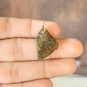 Colgante de Moldavita Natural en Bruto, Auténtico Meteorito Verde, Cristal Chapado en Oro, Amuleto Minimalista, Joyería Espiritual, Regalo - Product Image 1