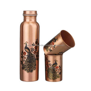 Ensemble de bouteilles et de verres en cuivre de qualité supérieure avec imprimé paon disponible en différentes tailles et styles à des prix imbattables - Product Image 1