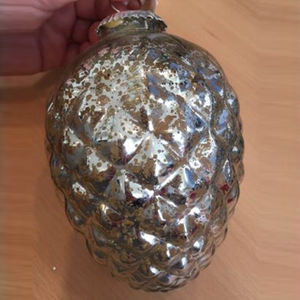 Boîte décorative de Noël en métal de style nouveau et attrayant, ornement de sapin de Noël en forme de Père Noël - Product Image 1