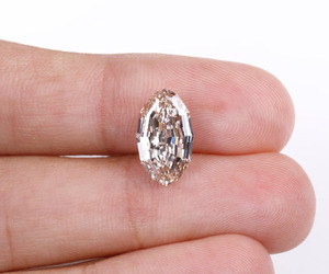 OM GEMS Diamant ovale taille étagée de 3,54 carats, couleur Champagne Fancy Vivid, percé au laser, rempli, cultivé en laboratoire, certifié IGI, pour fiançailles - Product Image 5