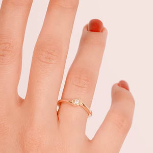 Anillo minimalista solitario con diamante redondo cultivado en laboratorio para mujer, oro sólido de 14k, elegante anillo de una sola piedra, regalo de promesa para ella. - Product Image 4