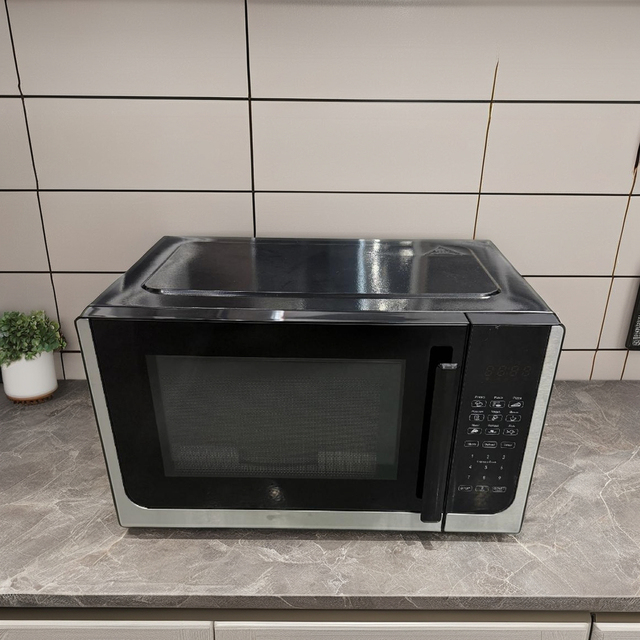 20L Compact Microwave Oven 700W Kitchen Appliance with Turntable Timer Defrost and Reheat Settings