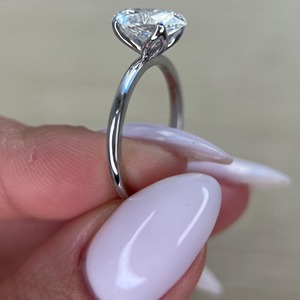 Anillo de Compromiso con Corte Ovalado de 2 Quilates _ Anillo de Diamante Cultivado en Laboratorio con Certificado IGI _ Oro Blanco de 14K _ Engaste Estilo Tulipán - Product Image 5