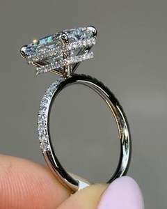 แหวนเพชรทรงรัศมี 4 กะรัต สำหรับผู้หญิง |   แหวนแต่งงานแบบซ่อนรูปวงแหวน Halo Solitaire |   เครื่องประดับเจ้าสาวทองคำ 18K สุดหรู - Product Image 4