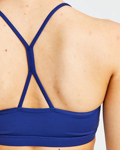 Sujetador deportivo fruncido azul marino personalizado con marca, detalle fruncido en el centro, tirantes finos, talla grande, corte alto frontal para fitness femenino - Product Image 2