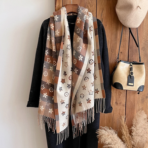 Bufanda Cuadrada de Lana con Estampado Floral, Chal Cálido Informal de Invierno con Flecos, Diseño a Cuadros Beige y Marrón - Product Image 3
