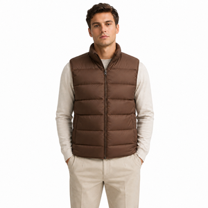 Profitez d'un confort supplémentaire en extérieur avec cette veste matelassée pour homme offrant une protection rembourrée et une coupe décontractée pour les journées fraîches. - Product Image 1