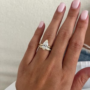 Ensemble de bagues de fiançailles minimalistes demi-serties avec diamant de laboratoire en forme de poire de 2 carats, or jaune UNIQUE, solitaire et alliance - Product Image 4