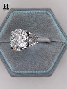 Bague de fiançailles de luxe en or blanc 14 carats avec trois diamants de laboratoire taille brillant ronds et diamants latéraux demi-lune - Product Image 2