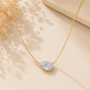 Collier solitaire en diamant de laboratoire taille poire East West, or 18 carats, design élégant et luxueux pour fiançailles, mariage, fête, cadeau - Product Image 4