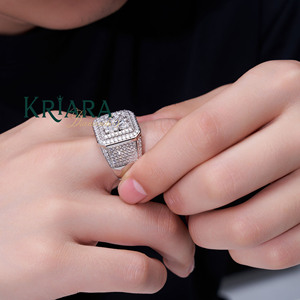 Bague Cocktail Homme en Argent 925 avec Moissanite, Coupe Ronde Brillante, Sertissage Pavé, Bijou Géométrique de Luxe - Product Image 3