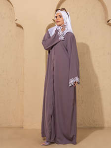 Abaya gris para mujer, de corte holgado, manga larga, cuello redondo, estilo modesto para uso diario, estilo de Oriente Medio. - Product Image 3