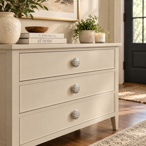 Poignée de tiroir décorative ronde en céramique bleue, blanche et dorée SHUBHAM, fabriquée à la main, pour meubles, armoires et commodes - Product Image 3