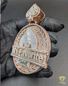 Colgante de Joyería de Alta Gama con Forma de Espada, Personalizado con Nombre, con Diamantes Moissanite en Acabado Oro Rosa - Product Image 2