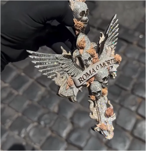 เครื่องประดับฮิปฮอปแฟชั่นระดับไฮเอนด์ จี้เงินโมอิสซาไนต์สั่งทำรูปปีกนางฟ้า กะโหลก และดอกกุหลาบ ดีไซน์ 3 มิติ จี้รูปกางเขนสั่งทำ - Product Image 4