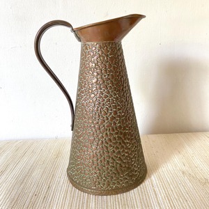 Jarra de cobre martillado con acabado antiguo y asa larga, perfecta para servir agua y para ocasiones especiales, venta al por mayor desde India. - Product Image 1