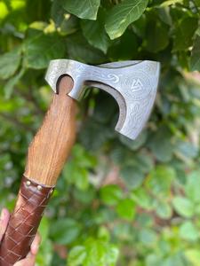 Hache Viking Industrielle Artisanale avec Tête en Acier Carbone Gravée, Manche en Bois, Poignée Enveloppée de Cuir, Hache d'Extérieur d'Inspiration Nordique - Product Image 6