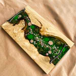 Plateau de service personnalisé en résine et bois pour charcuterie et fromages, motif Poisson Koi de rivière, plateau pour bassin à Koi, cadeau de pendaison de crémaillère - Product Image 5