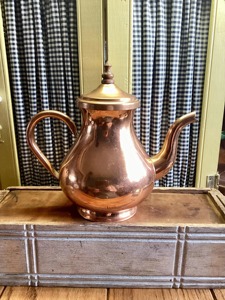 Théière en cuivre de luxe de style artisanal avec long bec verseur traditionnel, poignée décorative, couvercle assorti, corps arrondi et style élégant - Product Image 5