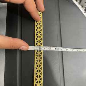 Encaje con bordado zari pesado, ideal para ropa de boda, bordes de blusas y prendas étnicas. - Product Image 1