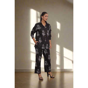 Conjunto de Traje Coordinado Negro para Mujer Quince Life Rose Noir con Elegante Diseño de Cuello - Product Image 5