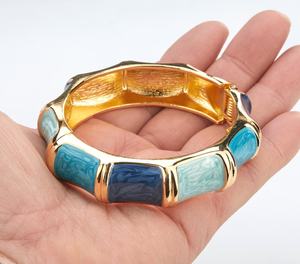 Ensemble de bracelets élégants pour femmes – Bracelets empilables en résine imprimée et métal doré, fournisseur de bijoux de mode, bracelets faits main de qualité supérieure - Product Image 1