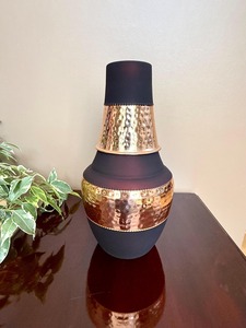 Bouteille d'eau en cuivre au design chinois, finition martelée et accents noirs, décoration d'intérieur - Product Image 3