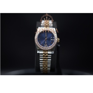 Montre en acier inoxydable de qualité supérieure, intemporelle, avec diamants Moissanite pour femmes, idéale pour les cadeaux d'entreprise et les événements formels, en vente - Product Image 1