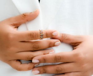 Tiara de Tanzanita Lavender Twilight: Anillo de banda llamativo de oro de 18 quilates con marquesa y circonitas redondas festoneadas - Product Image 6