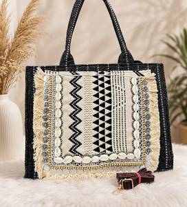 Sac fourre-tout géométrique en toile pour femme Elite Craft Studio, sac à bandoulière ethnique avec doublure en coton, fermeture ouverte, franges de plage et compartiment à monnaie/coquillages - Product Image 1